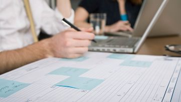 homem assinalando o calendário