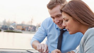 שני שותפים עסקיים שעובדים יחד