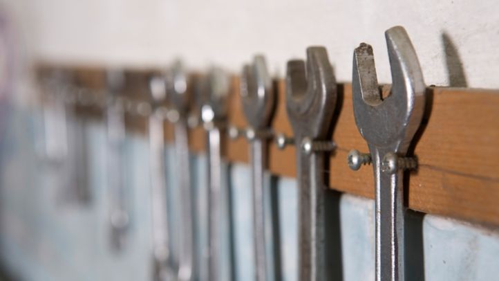 Fila de llaves inglesas en la pared de un taller