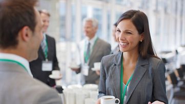 비즈니스 성과에 대해 논의하는 두 명의 비즈니스 파트너