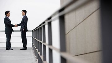 Image of two SAP User Group memebers shaking hands