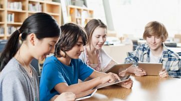  Kütüphanede okuyan çocuklar