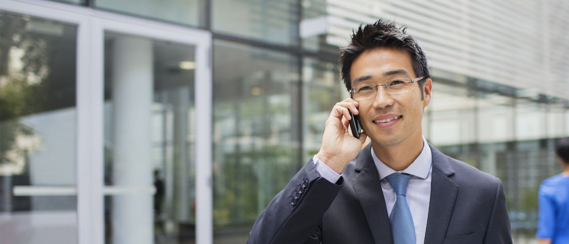 戴眼鏡拿著平板電腦的商人肖像