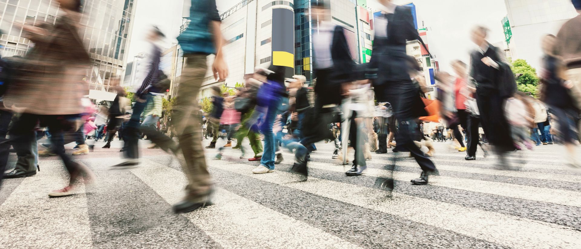 Personnes traversant un trottoir