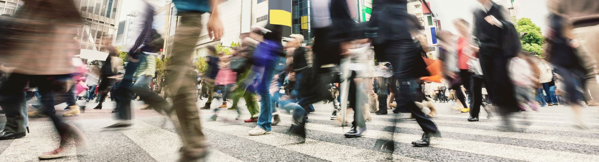 Personas cruzando una acera