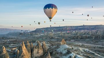 空に浮かぶ熱気球