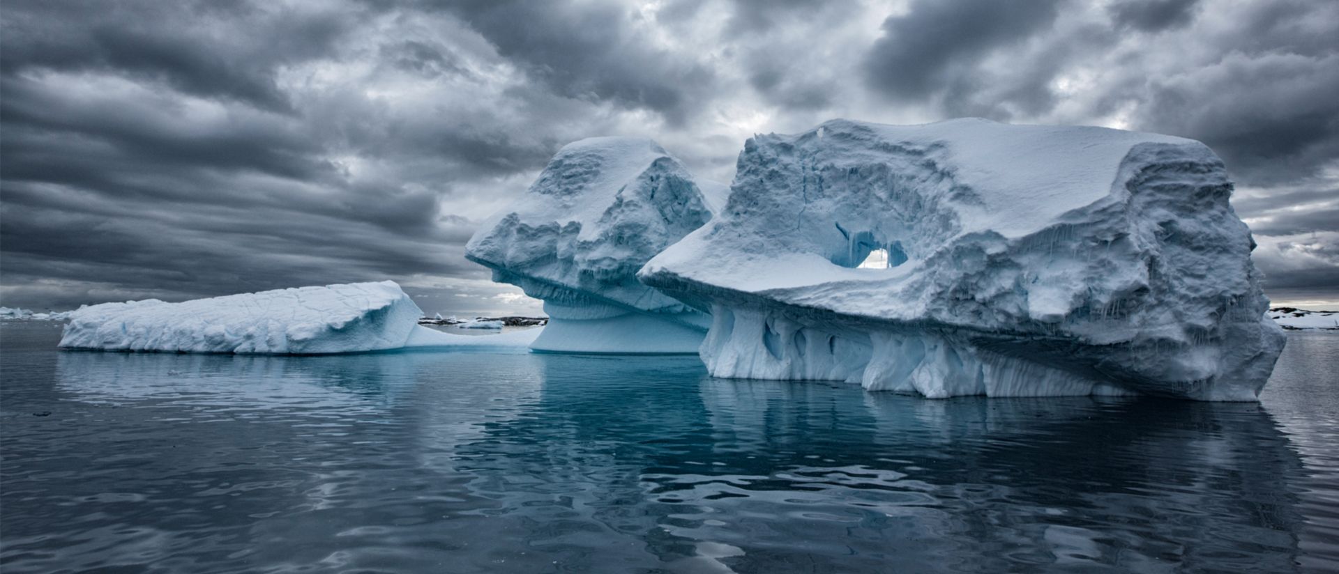 漂浮在南极洲冰盖附近的巨大冰山