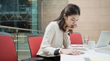 אישה קוראת מידע בטלפון שלה