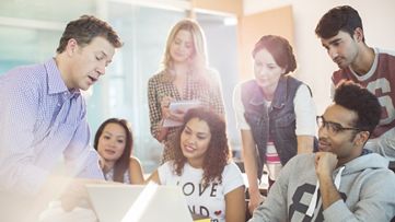 Çalışanların bulut analitikleri için öğrenim yolculuğu haritasını görüntülediği eğitim oturumu