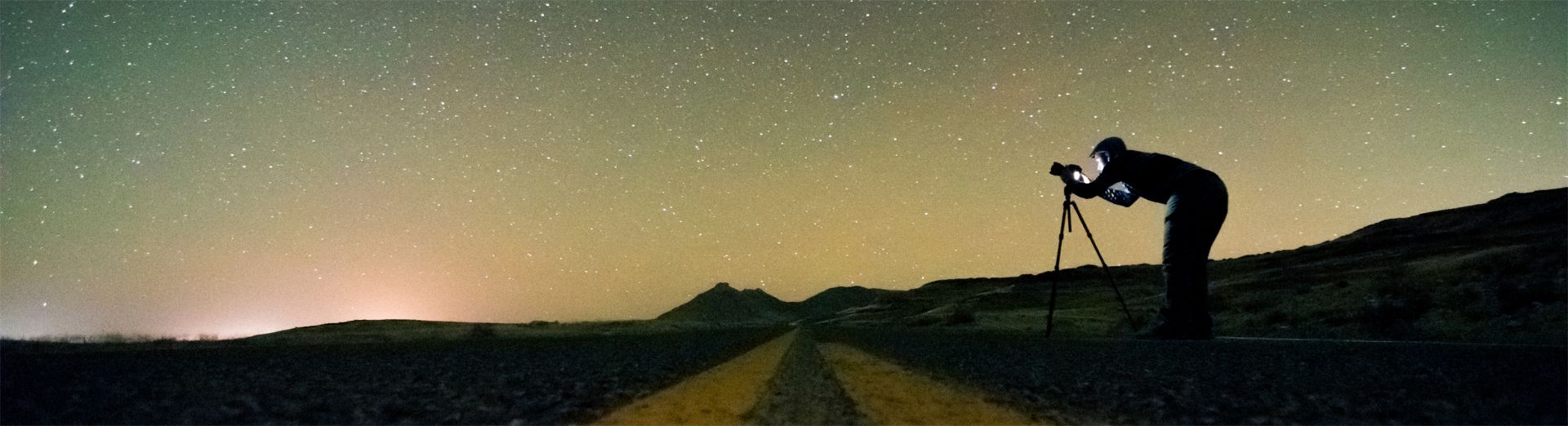 Foto di uomo che esplora le stelle con una fotocamera, a simboleggiare SAP Road Map Explorer