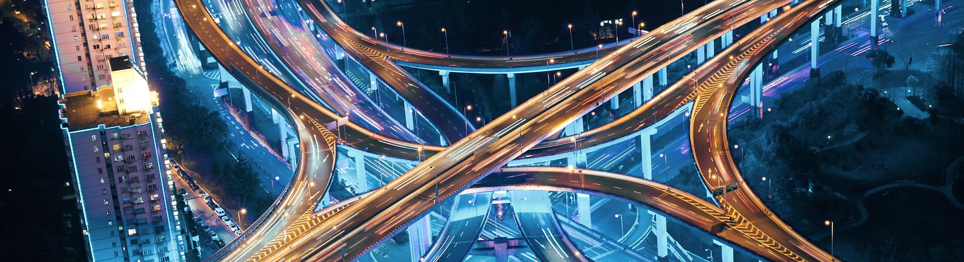 图片:多条道路交汇在一起