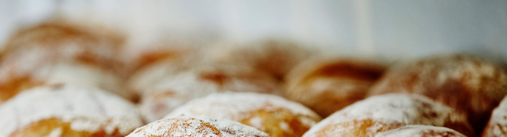 Imagen de un pan en el estante de una panadería