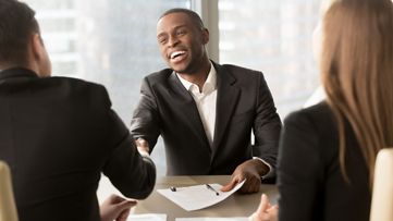 Parceiros revendedores a trabalharem em conjunto