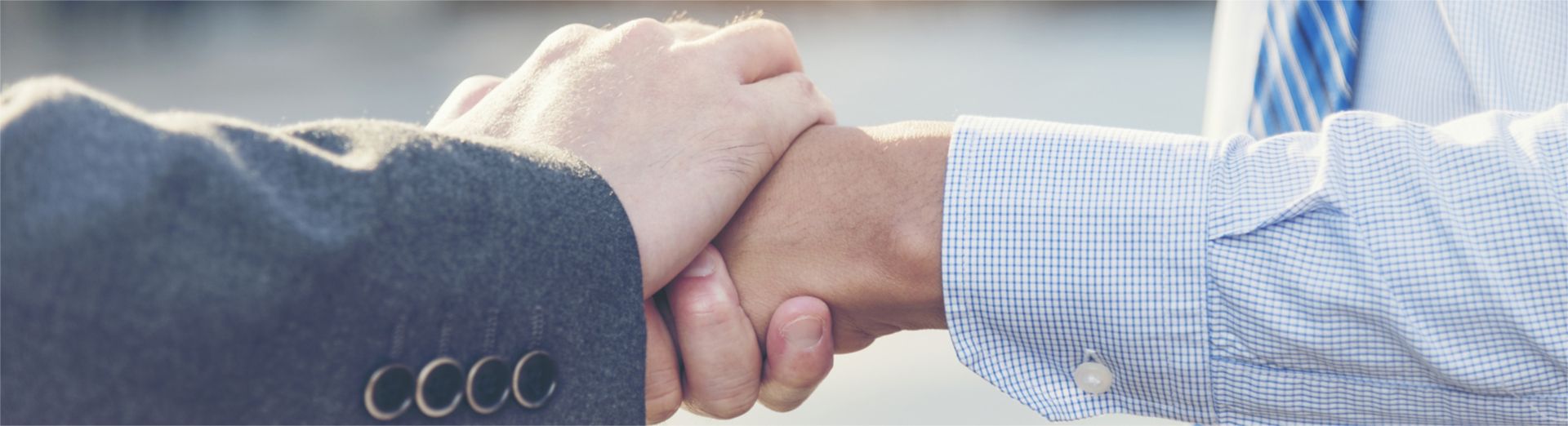 Image de deux hommes d'affaires se serrant la main