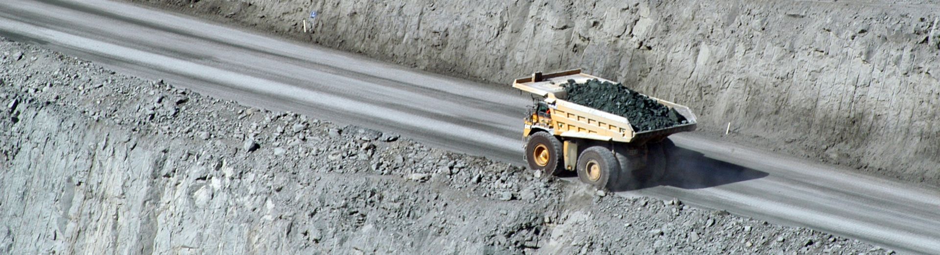 Caminhão de transporte de mineração subindo uma montanha