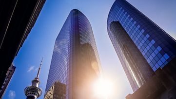 建築之間的日出