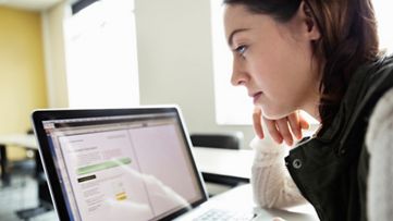 Egy oktatóanyagot néző nő