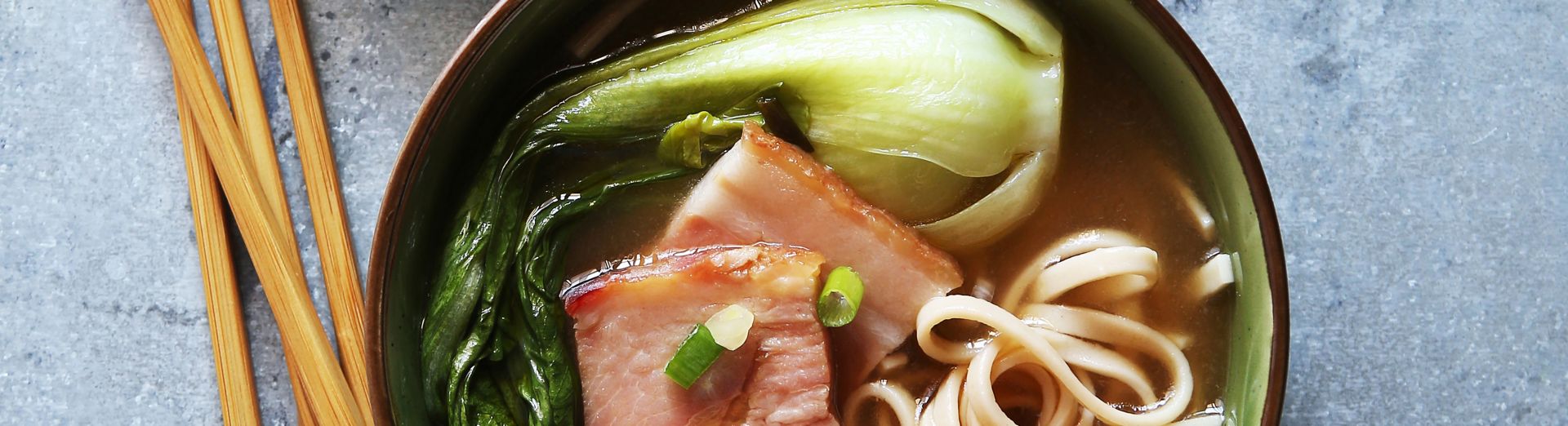 Udon-Nudelsuppe in Schüsseln als Symbol für von TEWAY kreierte Suppenbasen
