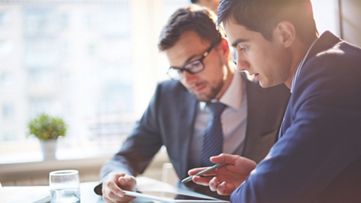 兩個人正在討論