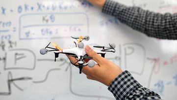 a tanulási utat fehér táblára építő személy