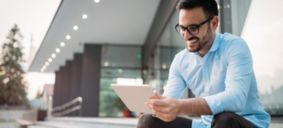 タブレットを持った眼鏡をかけたビジネスマンのポートレート