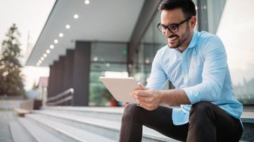 Homem analisando conteúdo no tablet