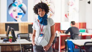 写真：自信に満ちた女性社員 