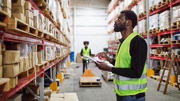SAP Extended Warehouse Management bietet intuitive, integrierte Analysewerkzeuge, mit denen Mitarbeitende fundierte Geschäftsentscheidungen basierend auf historischen oder Live-Daten mithilfe von KPI-Übersichten oder Prozessberichten treffen können.