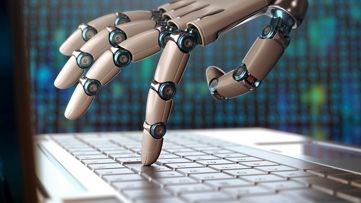 Roboterhand bei Tastatureingabe als Symbol für die Anwendung von maschinellem Lernen