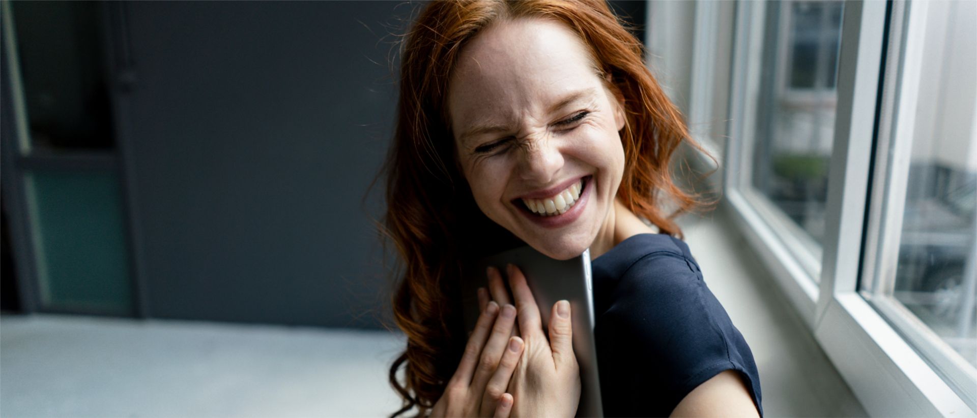 Billede af en kvinde med en bærbar computer, som undersøger medarbejderoplevelser med SAP SuccessFactors HCM-løsninger