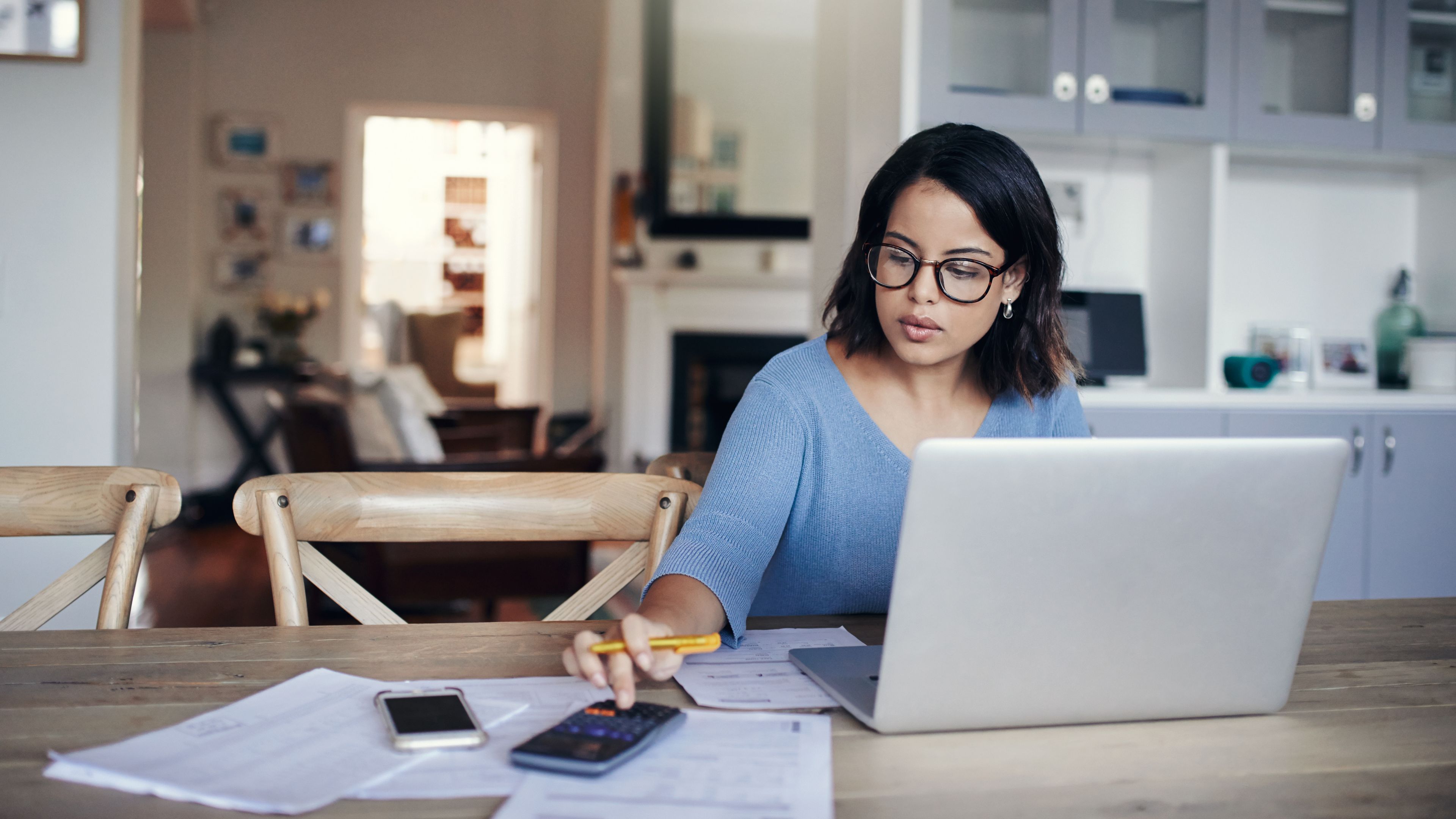 леді писати замітки перед своїм ноутбуком