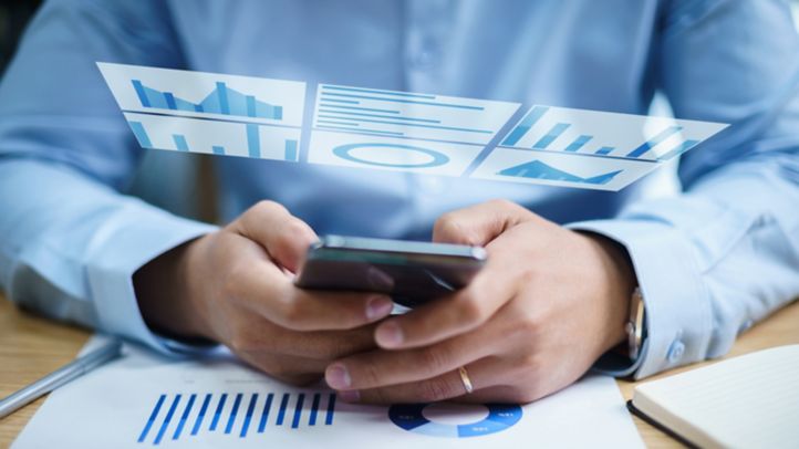 Hombre usando un dispositivo móvil