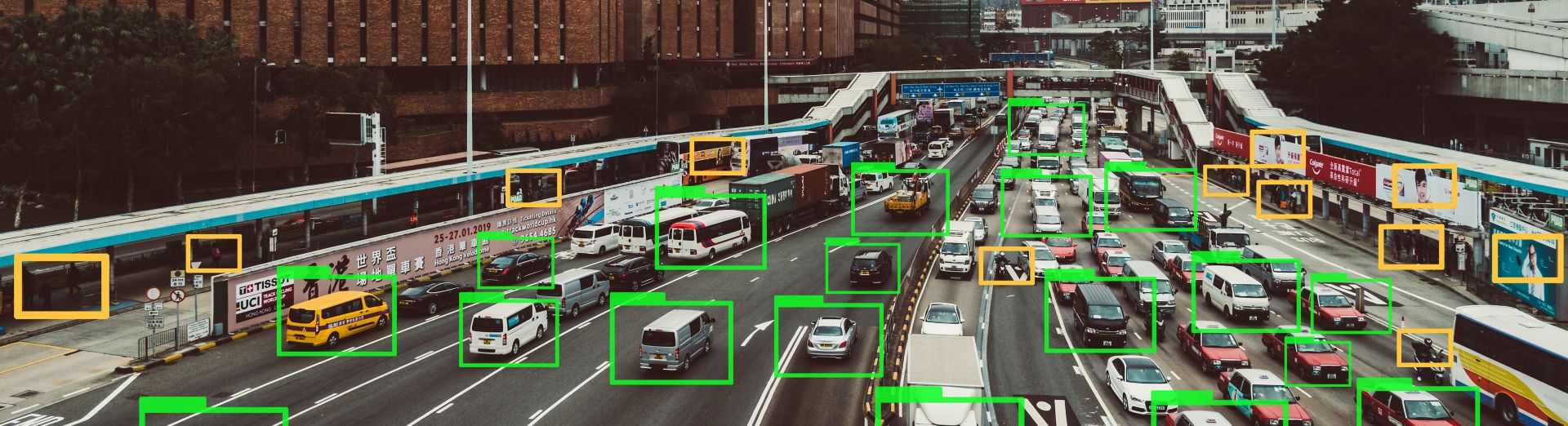 Tecnología de machine learning rastreando automóviles en una autopista