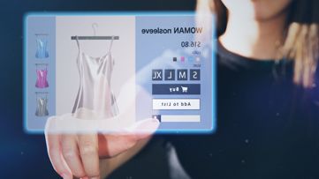 在線上商店購物的女性