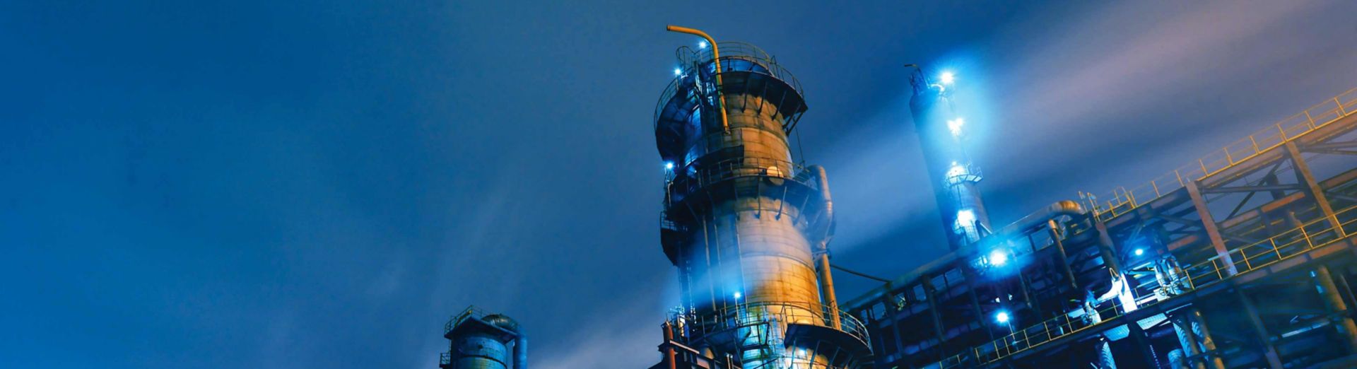 Imagem de uma refinaria de petróleo em operação