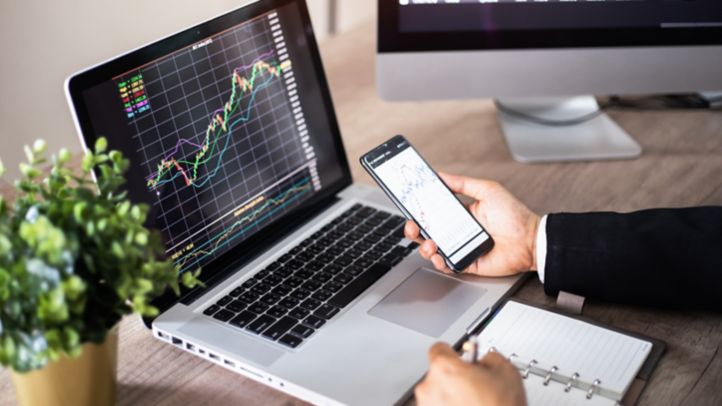 Un gráfico de líneas en una computadora portátil que representa el crecimiento de la productividad