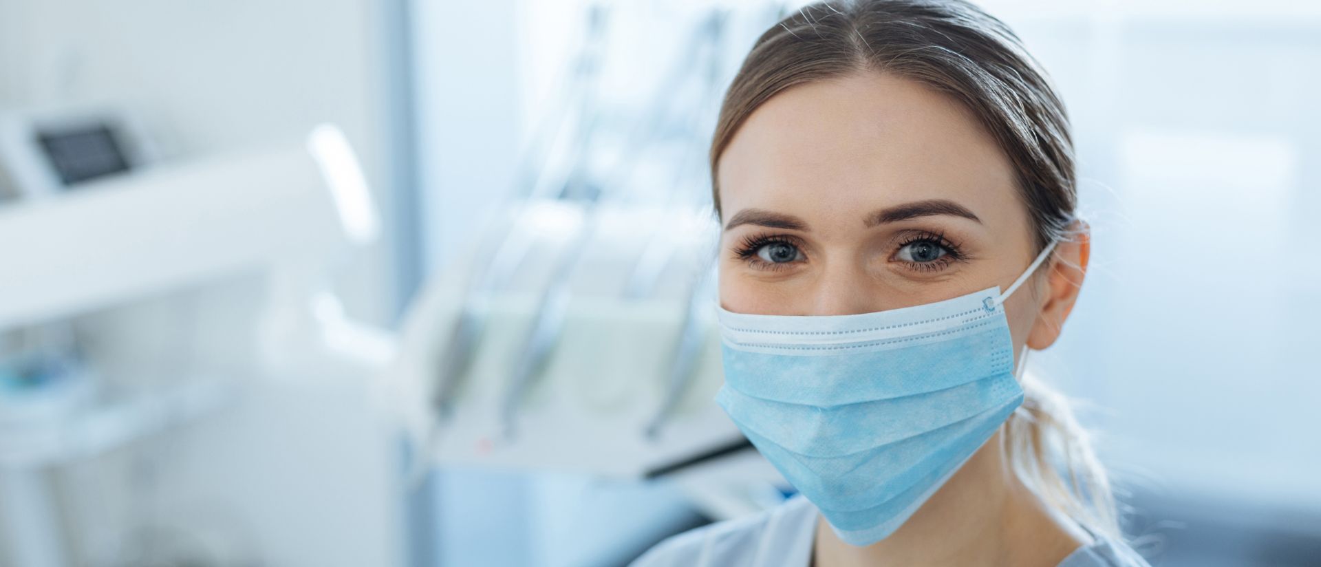 Woman wearing a clinical mask