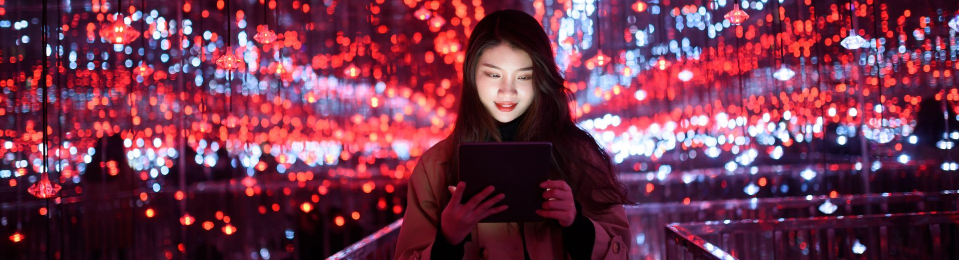  Joven mujer asiática usando una tablet digital 