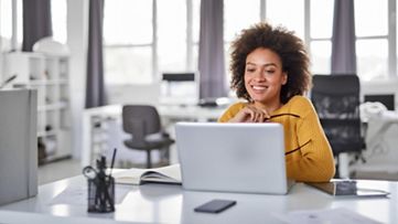 Femme d'affaires utilisant un ordinateur portable dans un bureau