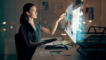 vrouw die op een computerscherm werkt