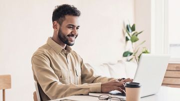 ノート PC で作業する男性