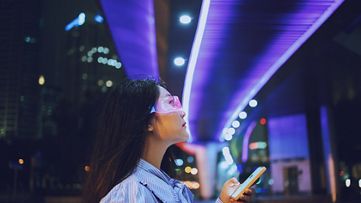 Dívka s brýlemi a ovladačem