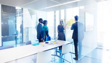 一群人在辦公室討論 