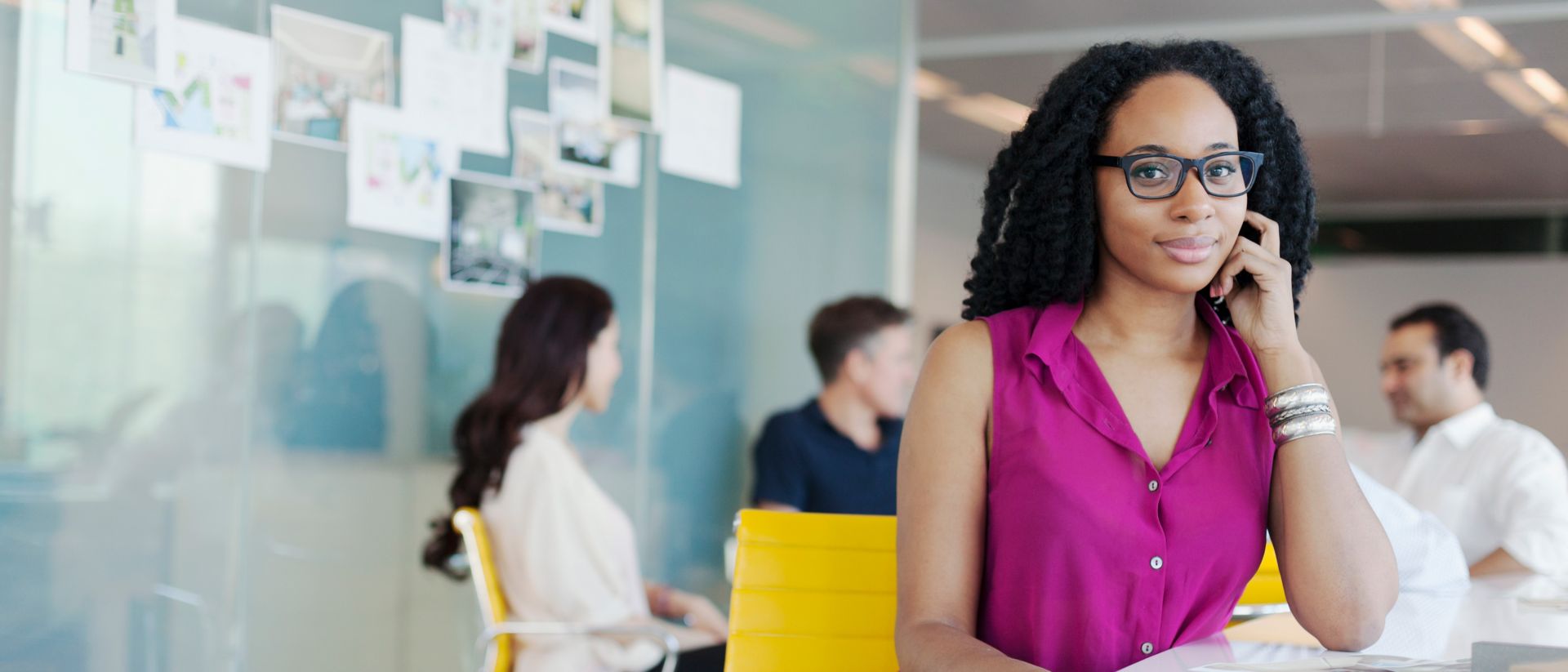 노트북에서 SAP SuccessFactors HCM 솔루션을 사용하여 직원 경험을 조사하는 여성의 이미지