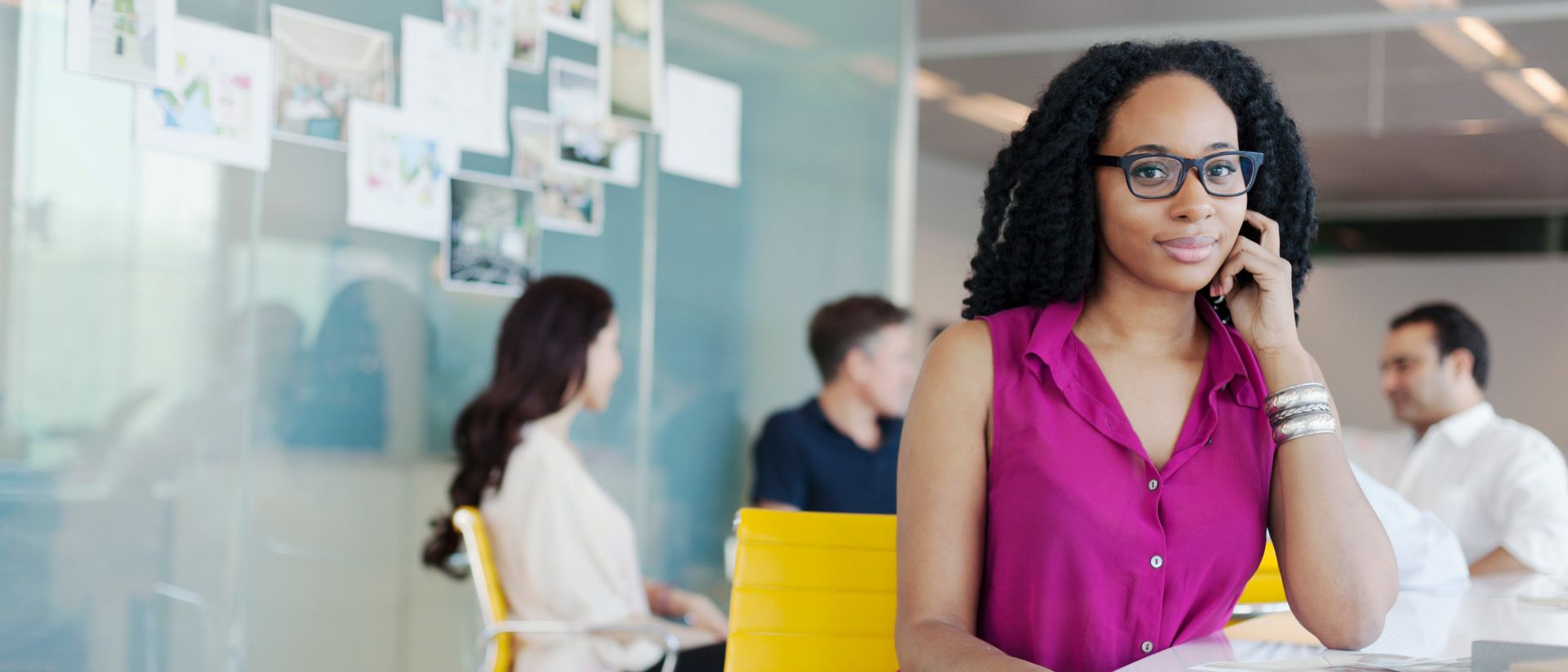 노트북에서 SAP SuccessFactors HCM 솔루션을 사용하여 직원 경험을 조사하는 여성의 이미지
