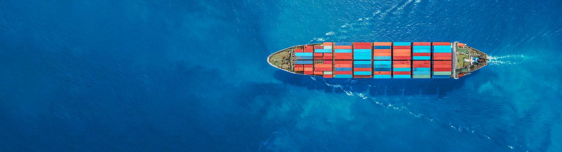 Immagine di nave in un corpo d'acqua che trasporta forniture necessarie per la gestione della supply chain