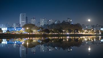 Skyline da Lua Azul à noite