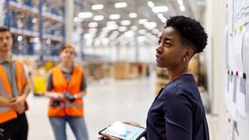 Žena držiaca tablet