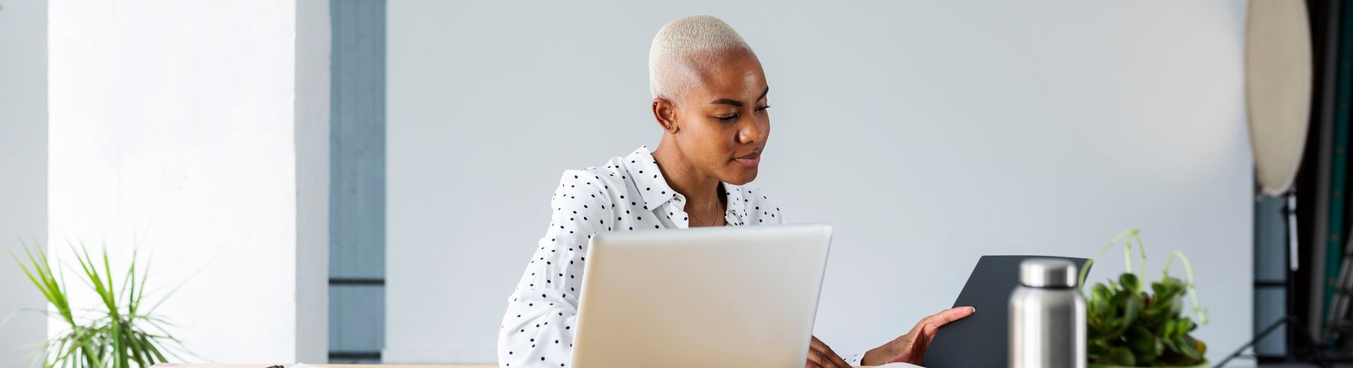 Woman using Integration Suite on a laptop