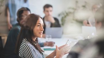 在會議室進行對話的商務人士